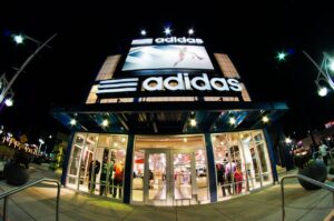 Adidas debe deshacerse de 100 locales por sanciones a Rusia por invadir Ucrania