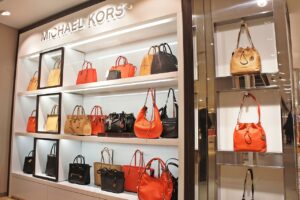 La compra de Michael Kors por el dueño de Coach crea un gigante del lujo en EU