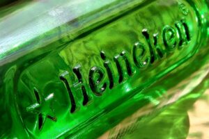 Heineken sale de Rusia al vender todas sus operaciones por un euro