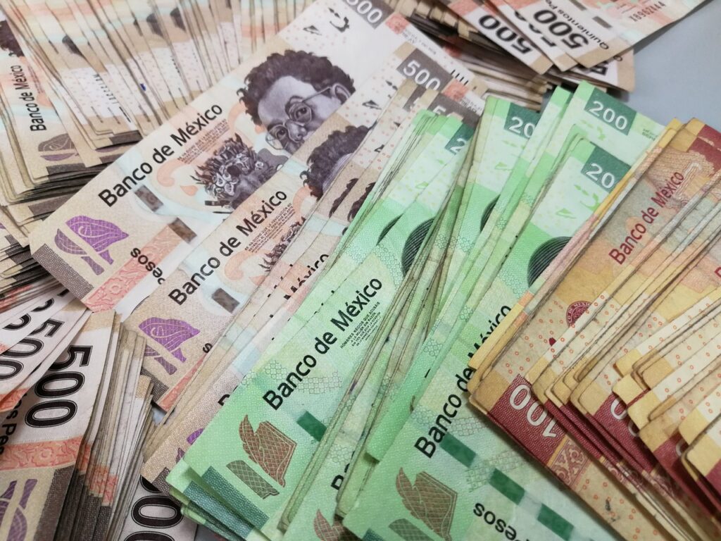 El peso mexicano roza los 19 dólares, Banxico asegura que no es señal de fragilidad 