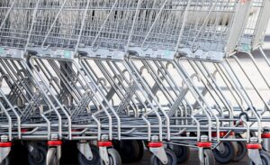 Confianza de consumidores en EU cae por temores sobre inflación