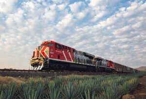 Ferromex suspende ruta de 60 trenes por migrantes