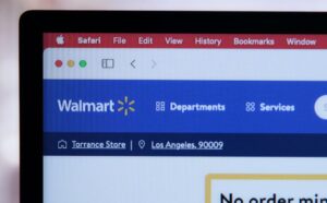 Walmart tendrá su propia tarjeta de débito