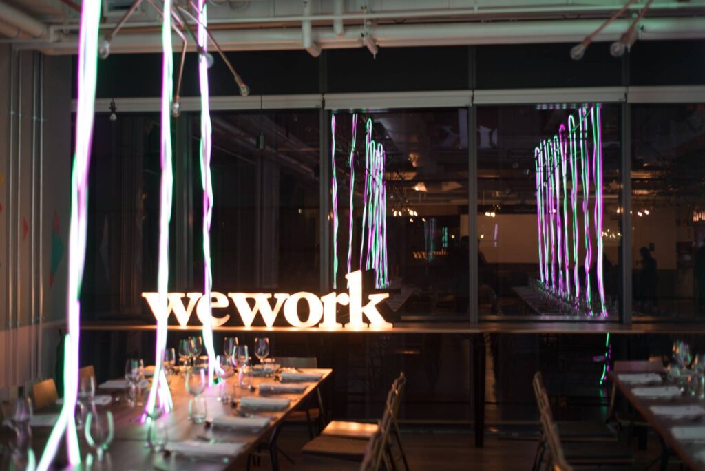 WeWork sale de la bancarrota y nombra a un nuevo CEO