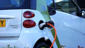 Canadá impondrá aranceles de 100% a la importación de autos eléctricos chinos