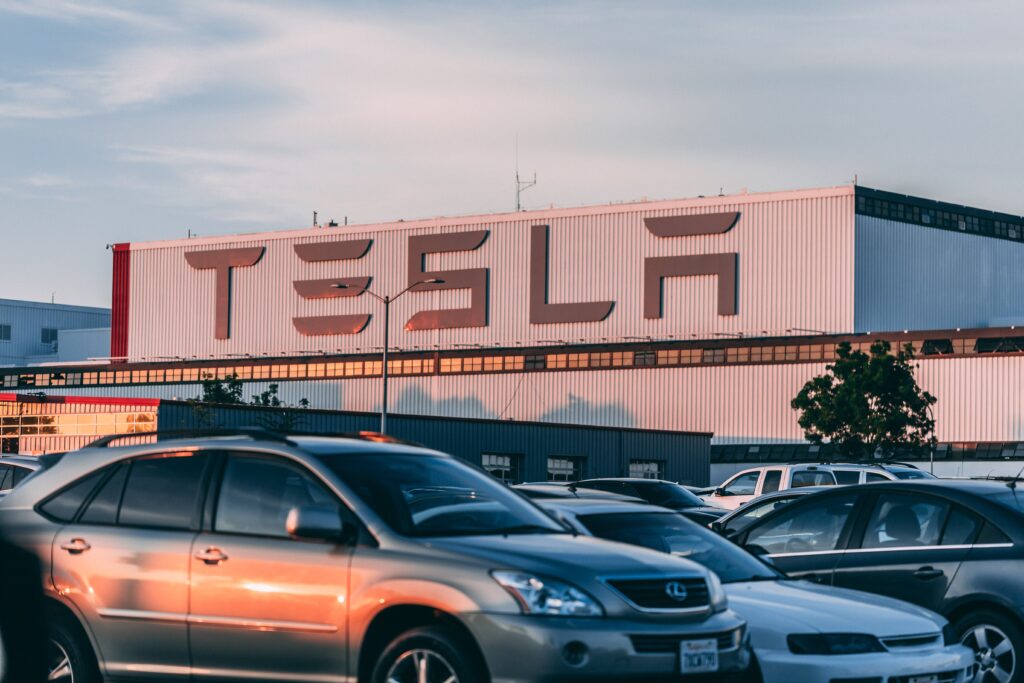 Tesla pausa sus inversiones y la fábrica que tenía planeada en México