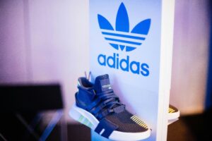 Ataques hutíes en Mar Rojo retrasa importaciones de Adidas y otros minoristas