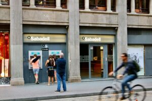 Los accionistas de BBVA votarán en julio sobre la ampliación para atender la opa de Sabadell