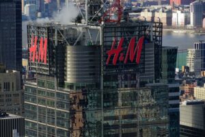 H&M se desploma por dudas sobre objetivo de márgenes y caída de las ventas en junio