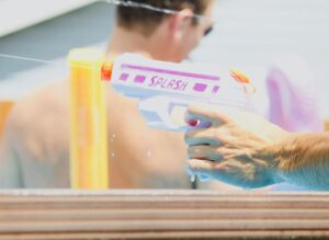 El ministro de Turismo español condena el uso de pistolas de agua contra los turistas en Barcelona