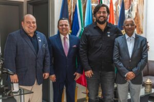 Moisés Chaves, presidente del Consejo de Bankaool, reconocido por su liderazgo financiero