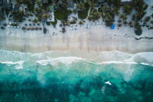 Tulum enfrenta una caída de 33.2% en el tráfico de pasajeros de su aeropuerto y de 8.99 puntos en ocupación hotelera, mientras Aeroméxico y Volaris ajustan sus operaciones ante una menor demanda.
