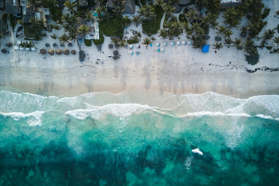 Tulum enfrenta una caída de 33.2% en el tráfico de pasajeros de su aeropuerto y de 8.99 puntos en ocupación hotelera, mientras Aeroméxico y Volaris ajustan sus operaciones ante una menor demanda.